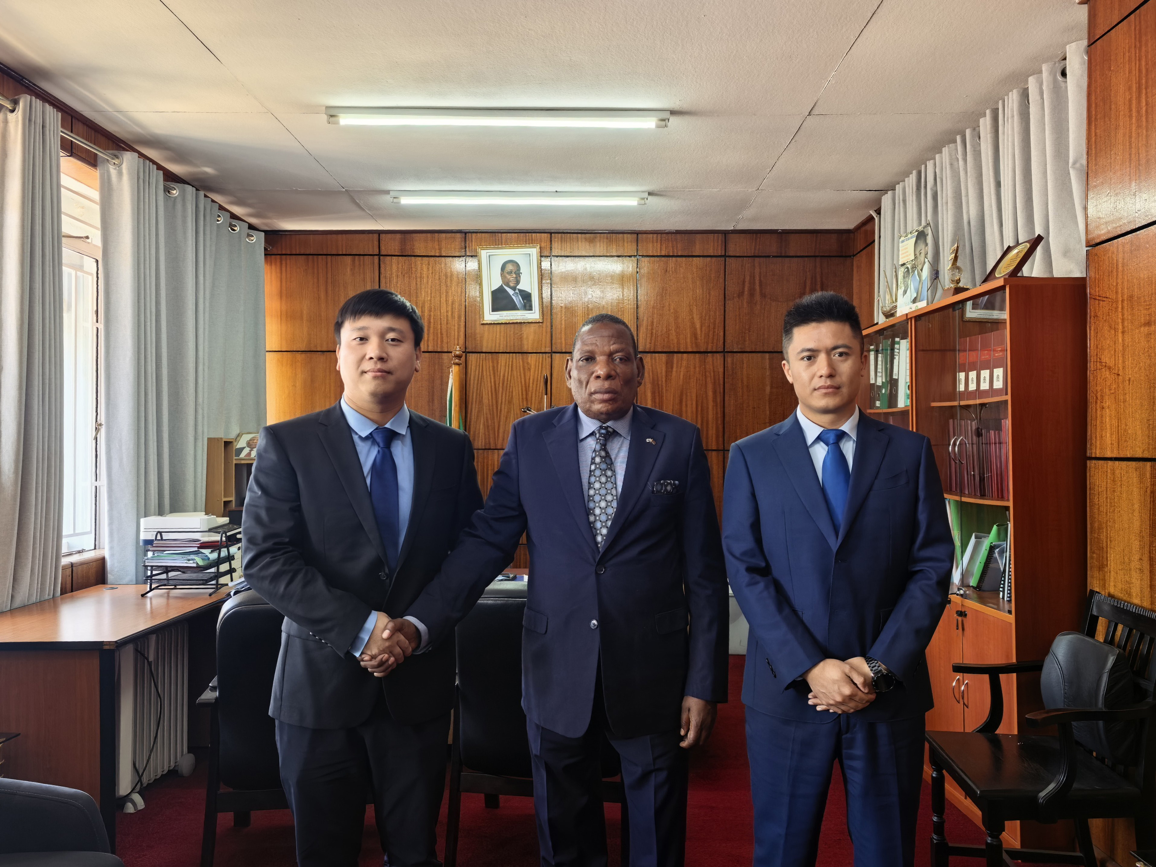 1787813700106395.jpg 集团副总裁王治伟率中南非中心副总经理李传班拜会马拉维财政部部长 -----Sinomine Group VP Wang Zhiwei with SCAROC Deputy GM Li Chuanban, met with Malawi's Minister of Finance, Hon. Jeseph Mathyola Mwanamvekha.jpg